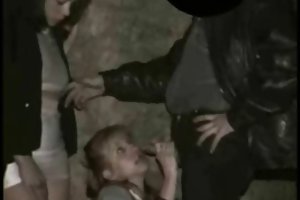 Gián điệp, 2 bitches tại công viên