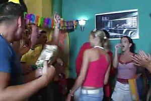 Cô gái tóc vàng bất ngờ lớn vào sinh nhật