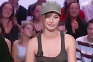 Louise bourgoin dễ thương vú