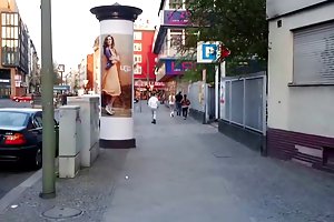 Cô gái xinh đẹp, cô gái điếm ở berlin trên đường phố