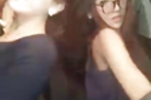 Đám phụ nữ, cậu bé gái nhảy múa trong một vụ kẹt xe