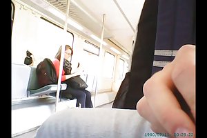 Tàu của chồng cô gái