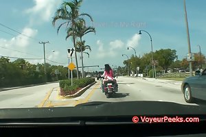 Gà trên xe đạp - váy, không có quần lót?