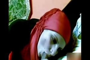 Ả rập với đỏ khăn trùm đầu thổi kèn