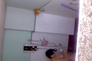 Em gái tôi đang tắm