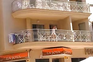 Camera ẩn cô gái mà không có đồ lót trên ban công