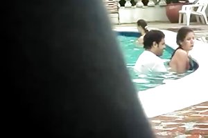 Sex trong hồ bơi công cộng