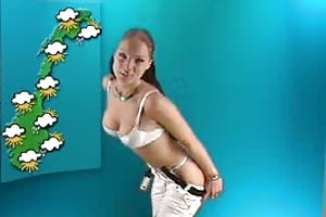 Cô gái xinh đẹp tước trên cam