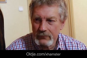 Ông già, khi vợ ông đi ra khỏi nhà