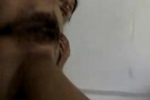 Sri lanka cô gái vui vẻ đưa ra