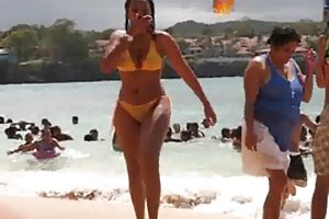 Cô gái ở trong suốt bikini