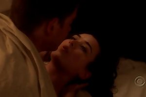 Cote pablo de dưới chăn