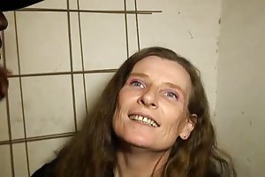 Eliza, nhân viên