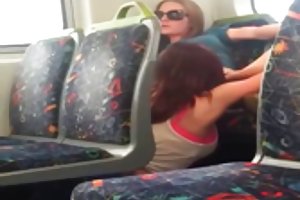 Chico grava dos cô gái la phía trong vành tai vi el tren