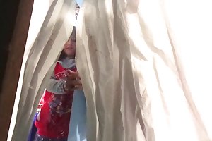 Người phụ nữ la tay trong