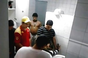 Kẻ tình một cô gái trong quán rượu sinh!
