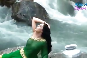 Cô gái tóc vàng ướt suốt sari thấy ngực..nóng!