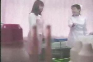 Cô gái châu á tước trên kiểm tra y tế
